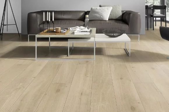 Heller Holzboden in einem Wohnzimmer